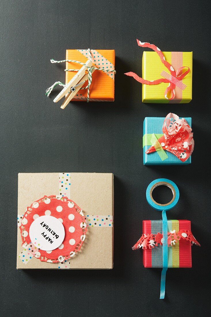 Geschenkpäckchen mit Masking Tape dekoriert