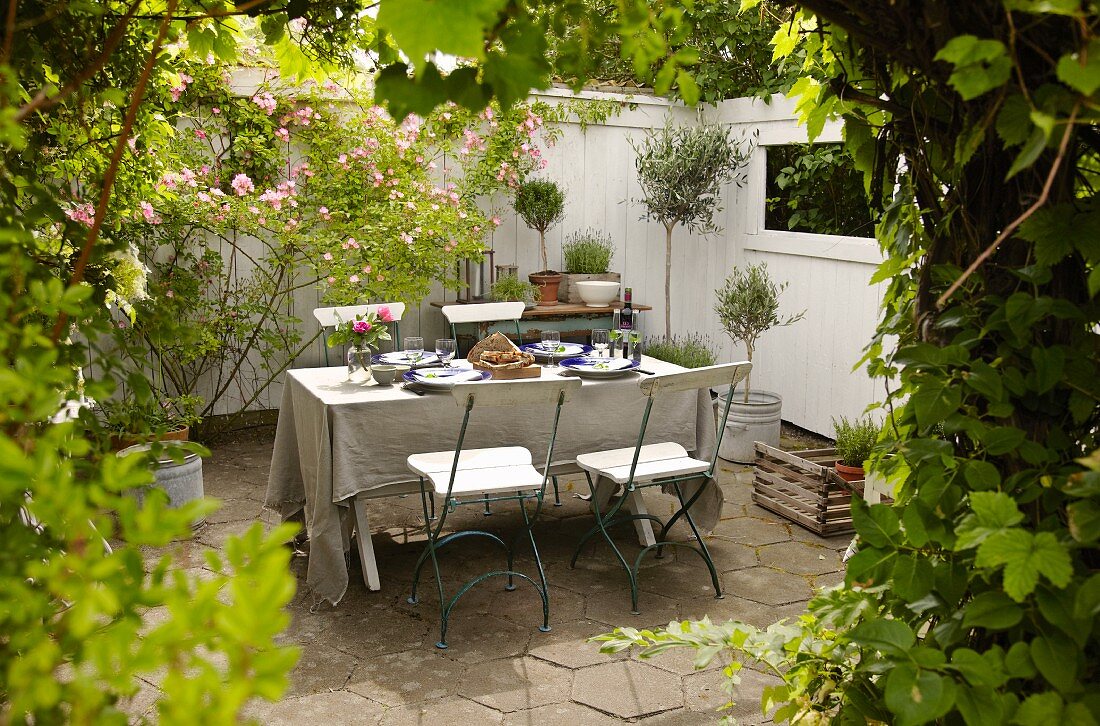 Gedeckter Tisch im Innenhof