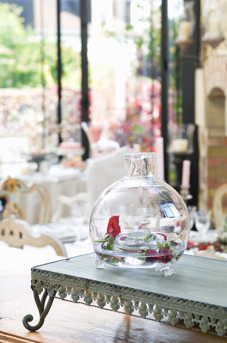 Dekorative, mundgeblasene Glasvase mit Rosenblüten