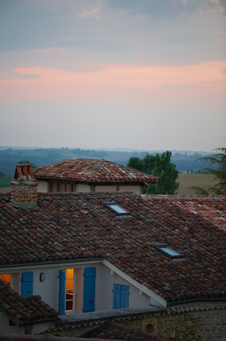 Abendlicher Blick über die Dächer eines kleinen französischen Dorfes im Gers