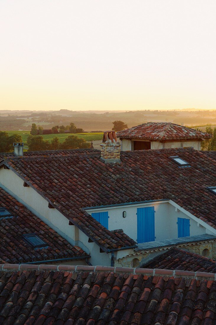 Blick über die Dächer eines kleinen französischen Dorfes auf den Horizont