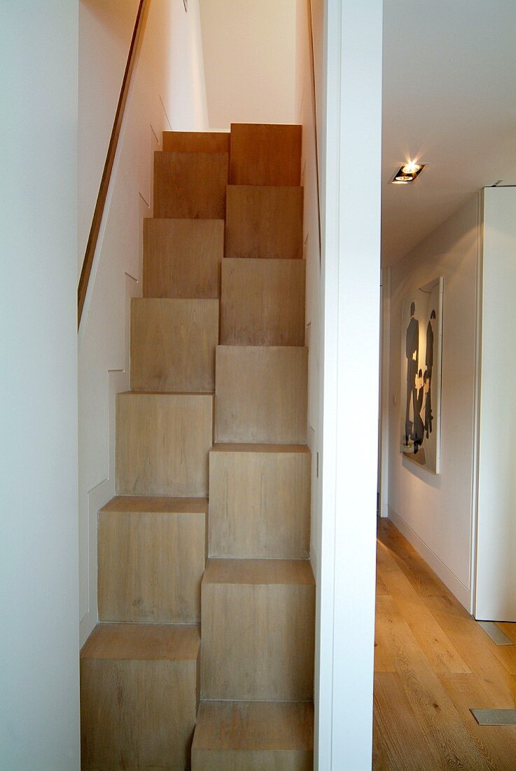 Sambatreppe in schmalem Treppenhaus und Blick in modernen Flur
