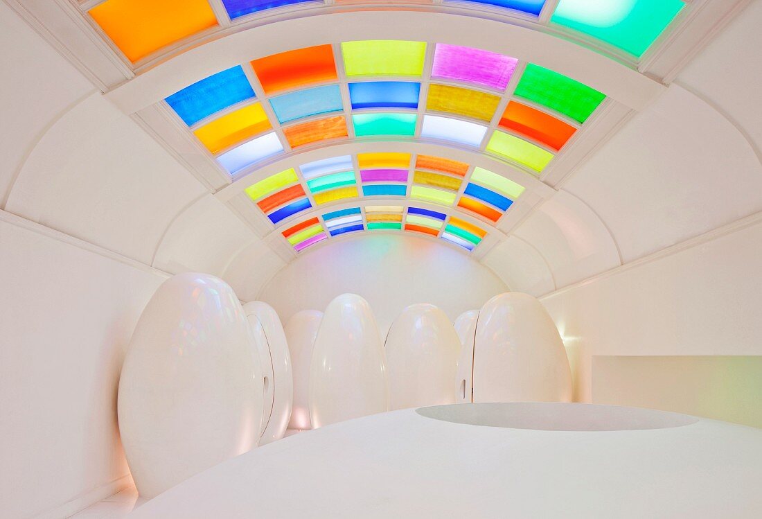 Designer-Toilette mit Tonnendecke und farbigen Glaselementen im Deckenbereich