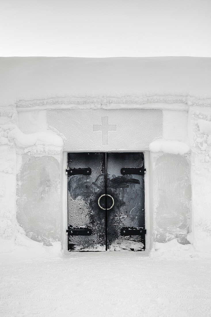Eingang einer Kirche aus Eis