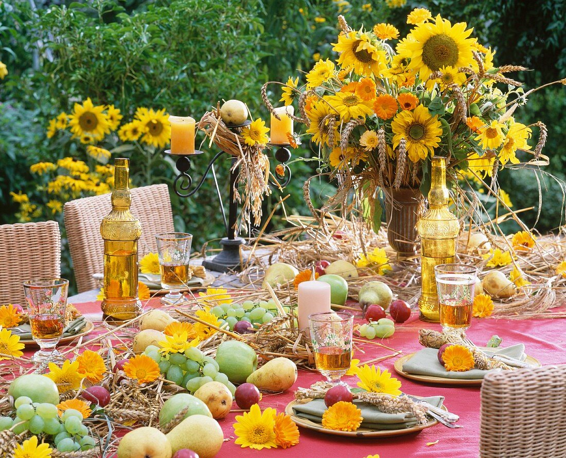 Festlich gedeckter Tisch mit Sonnenblumenstrauss zu Erntedank