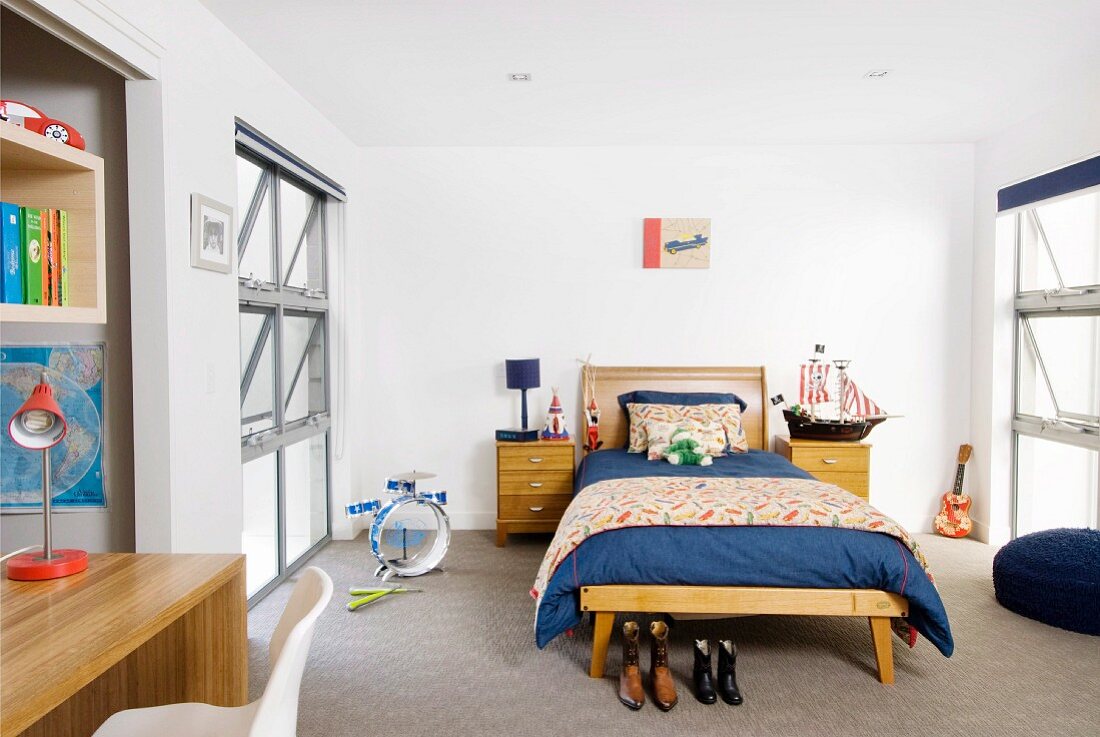 Doppelbett in modernem Schlafzimmer mit Retro Flair