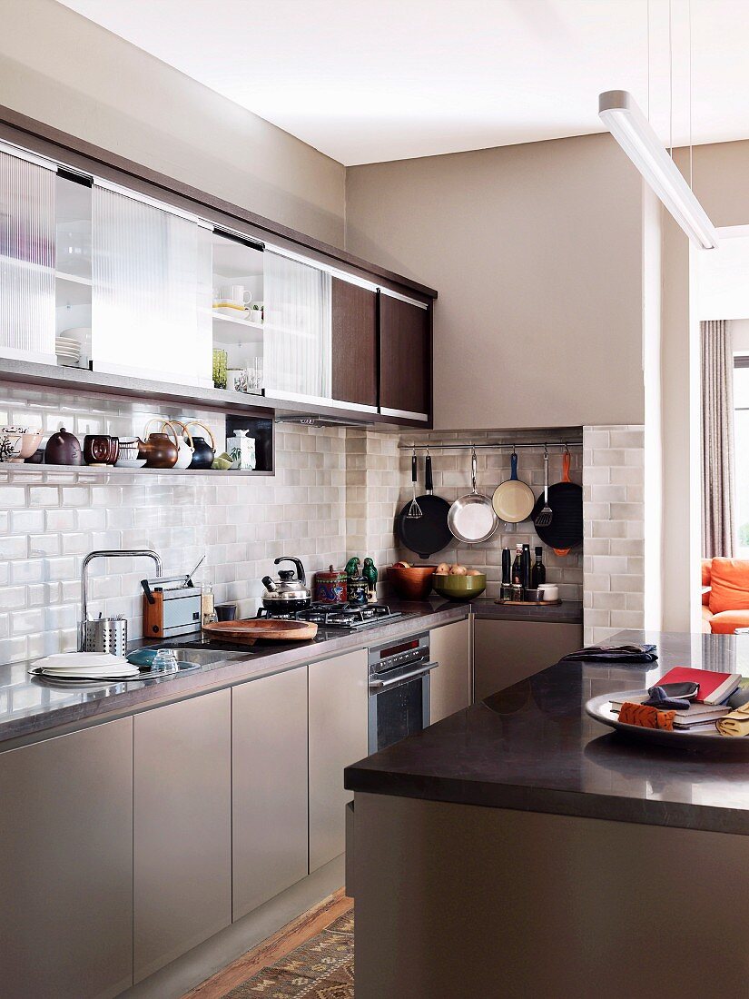 Modern kitchen with retro ambiance - island block opposite kitchen counter