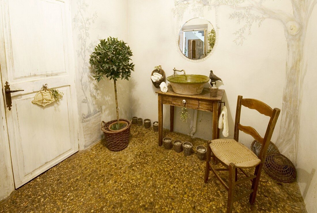 Schlichtes Bad mit Vintage Waschtisch und Bäumchen im Topf auf Terrazzoboden