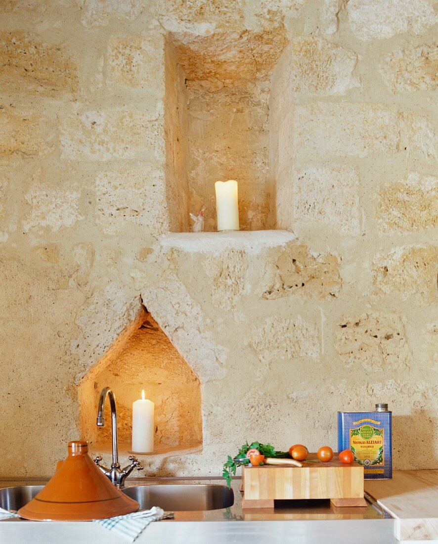Sink & wall niches in Château Maignaut (Pyrenees, France)