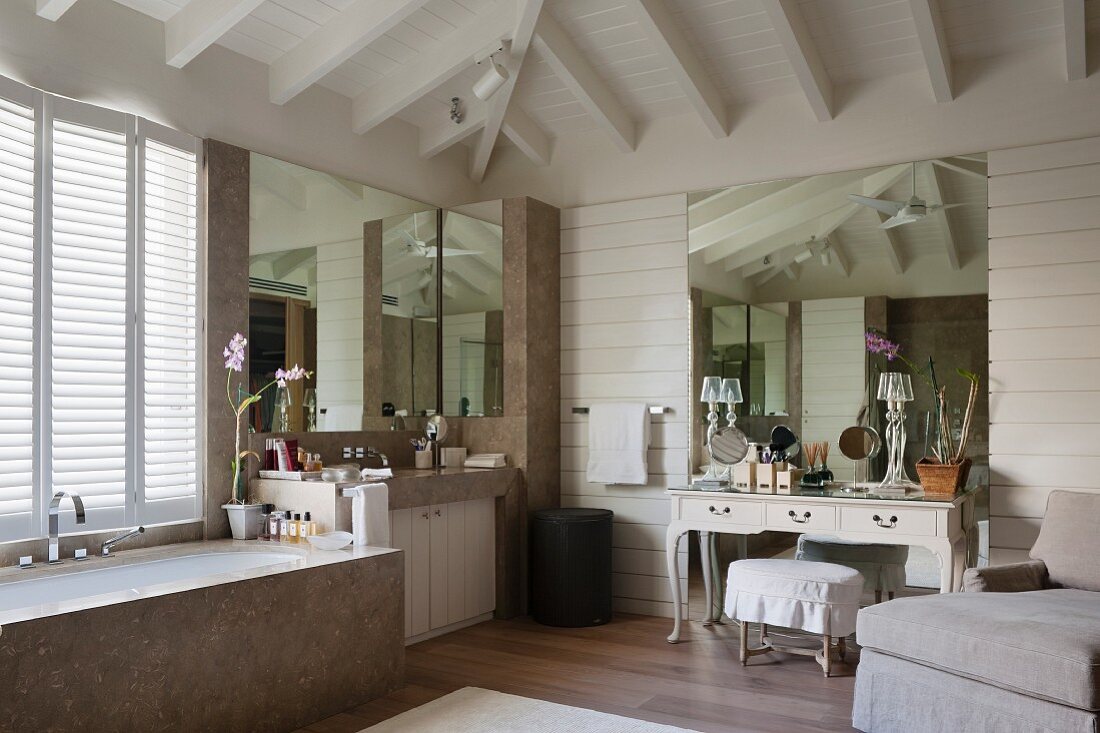 Spacious, luxurious bathroom with recamier and dressing table