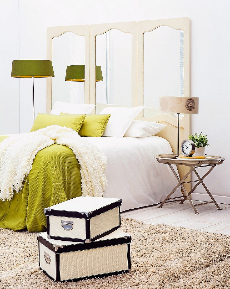 bequemes Schlafzimmer in grün und weiss