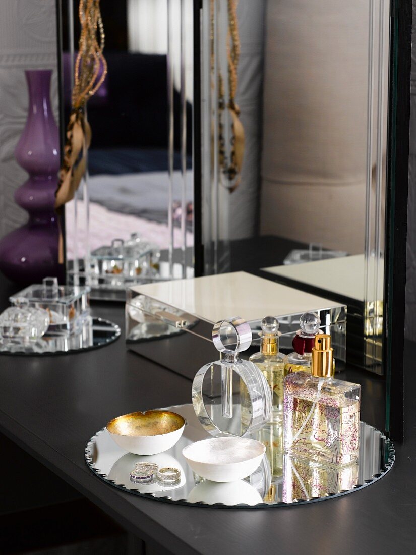 Spiegelkommode im Schlafzimmer mit Parfum und Schmuckkästchen