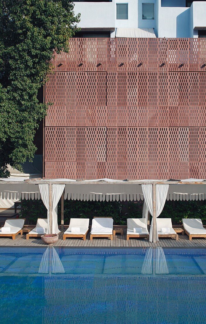 Luxuriöses Swimmingpool und Ruheliegen im Hotel Raas Haveli, Jodhpur, Indien