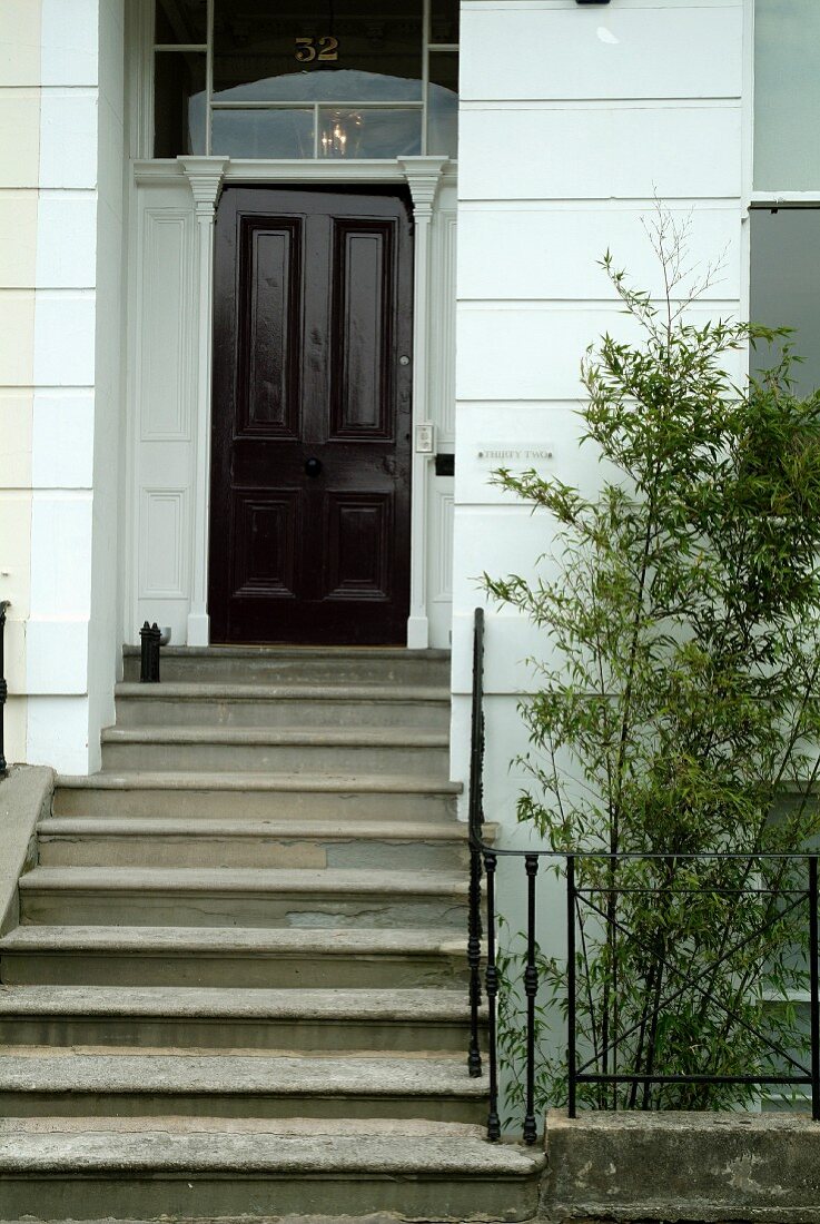 Treppenaufgang vor Haustür eines traditionellen Wohnhauses