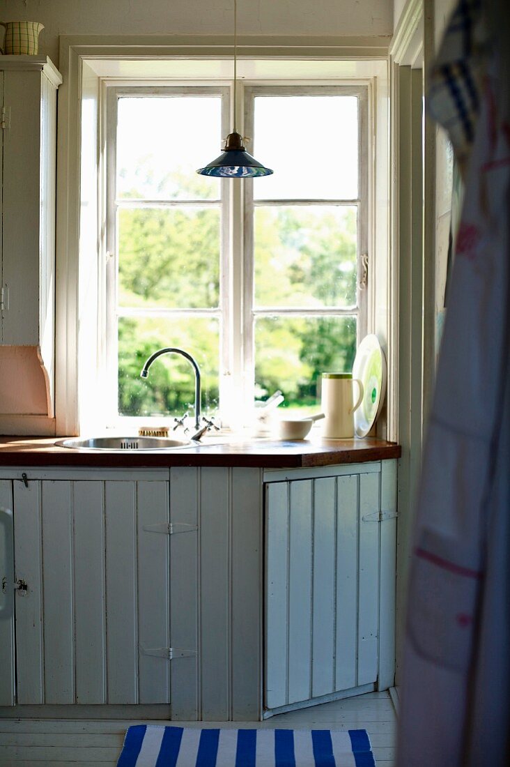 Küchenzeile mit eingebautem Unterschrank aus Holz am Fenster