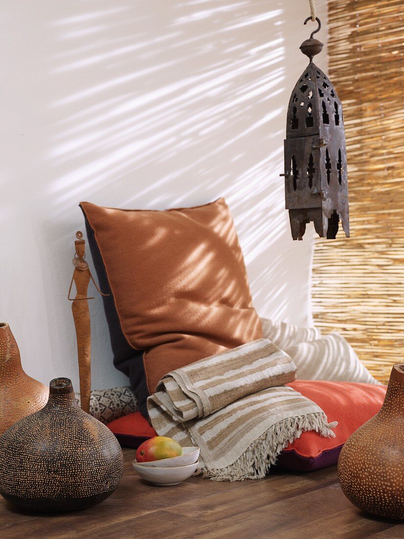 Zimmer im Afrika-Stil mit Sitzkissen und Bodenvasen