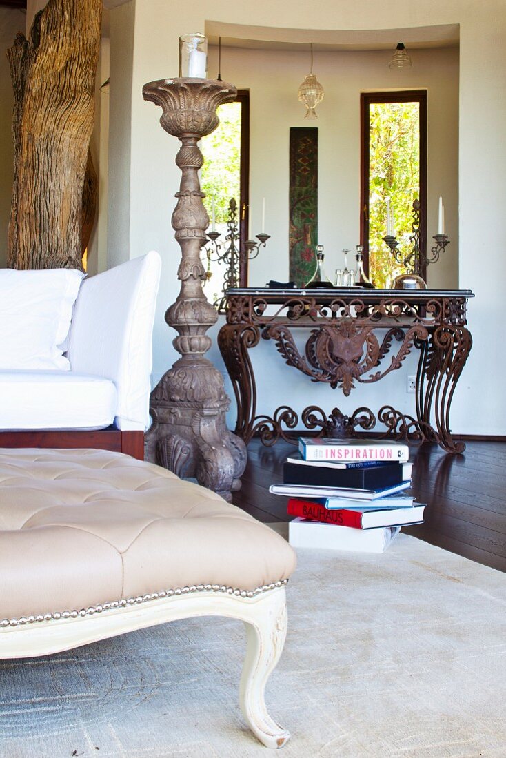 Fürstlicher Bodenkerzenständer in Wohnzimmer mit barockem Wandtisch aus rostigem Metall