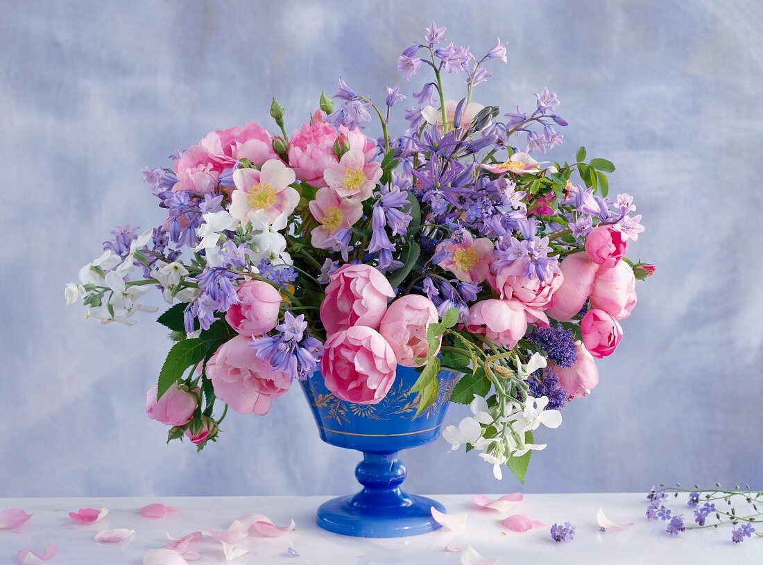 Sommerblumenstrauss mit Rosen, Hasenglöckchen, Nachtviole, Levkojen und Vergissmeinnicht