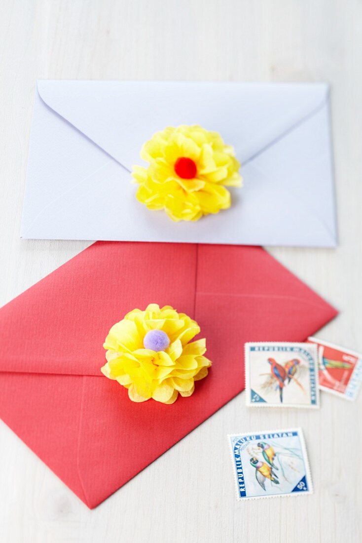 Briefumschläge verziert mit Blüten aus Pompons