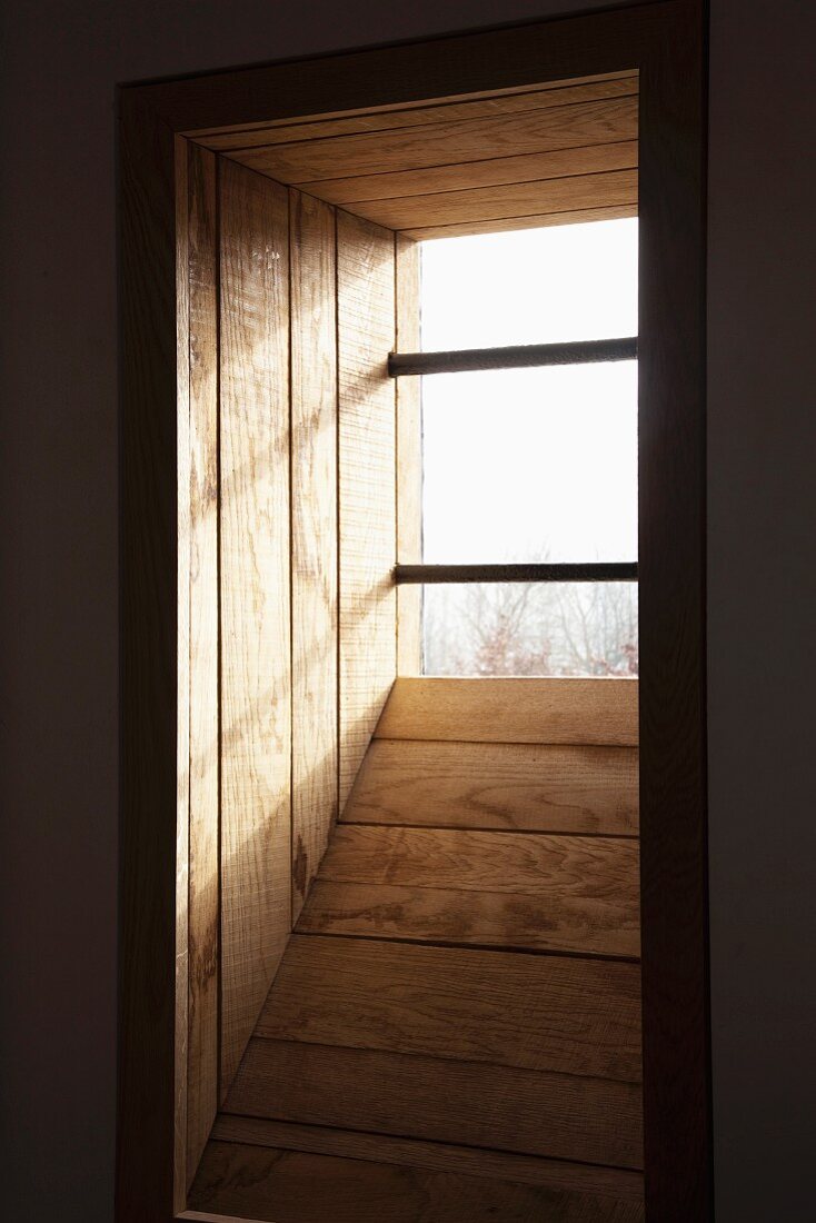 Holzverschalte Fensternische und Gitterstäbe vor Fenster