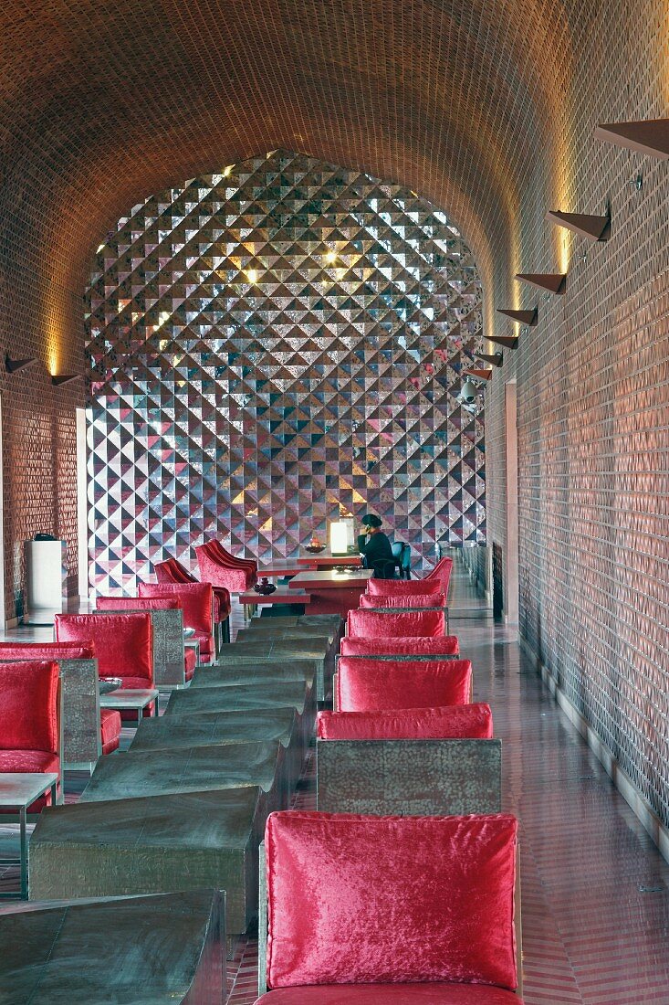 Devi Ratn Hotel - lobby with monolithic, sandstone furniture and red cushions