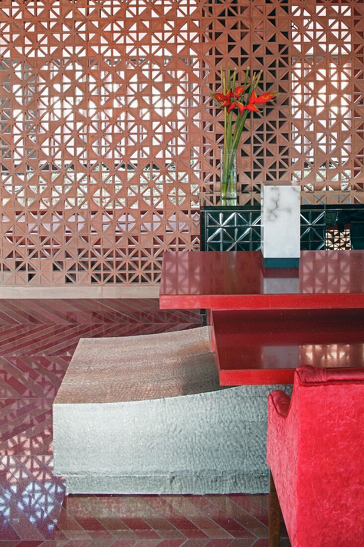Devi Ratn Hotel - Monolithische Möbelstücke mit roter Auflage in der Empfangshalle
