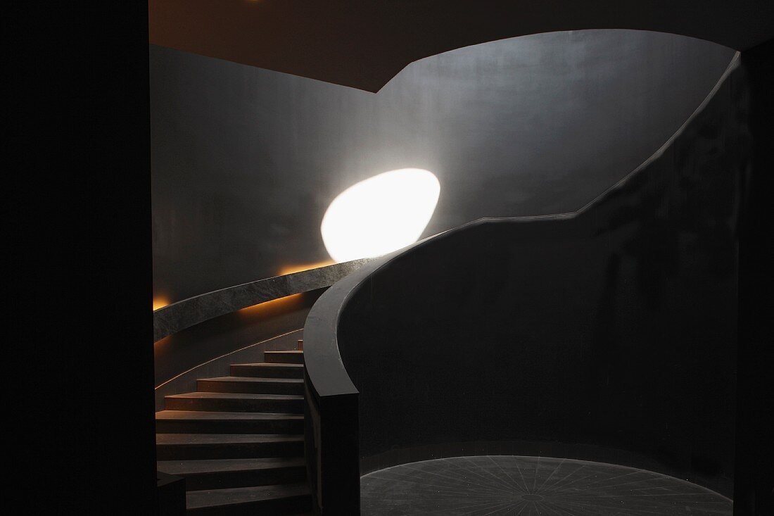 Devi Ratn Hotel - black stairwell