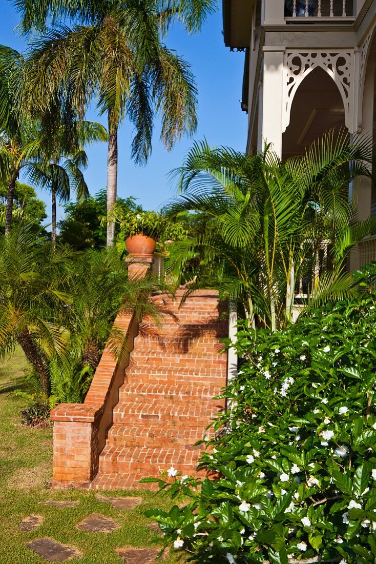 Aussentreppe aus roten Klinkersteinen vor Haus im Palmengarten