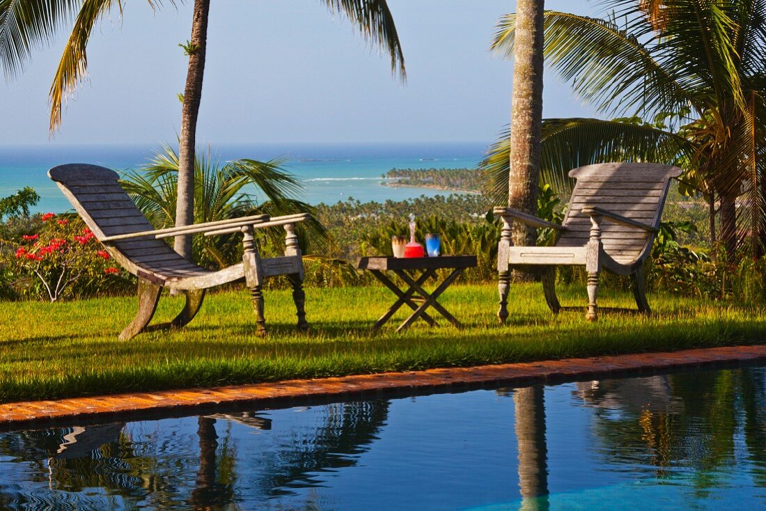 Entspannen am Pool im Palmengarten mit Meerblick