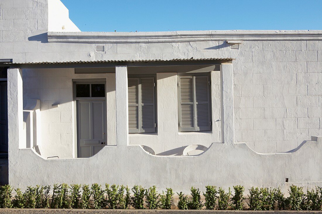Wohnhaus in südafrikanischem Stil mit gemauerter Brüstung vor Veranda