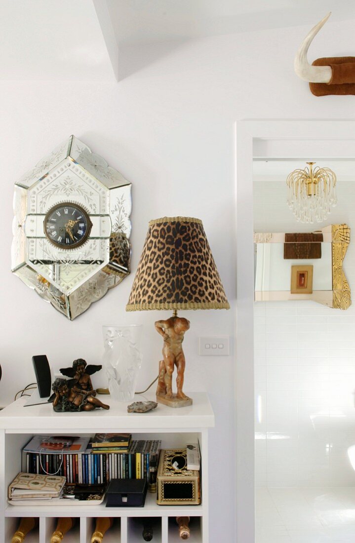 Postmoderne Wanduhr und Tischlampe mit Leopardenmuster auf kleinem Regal