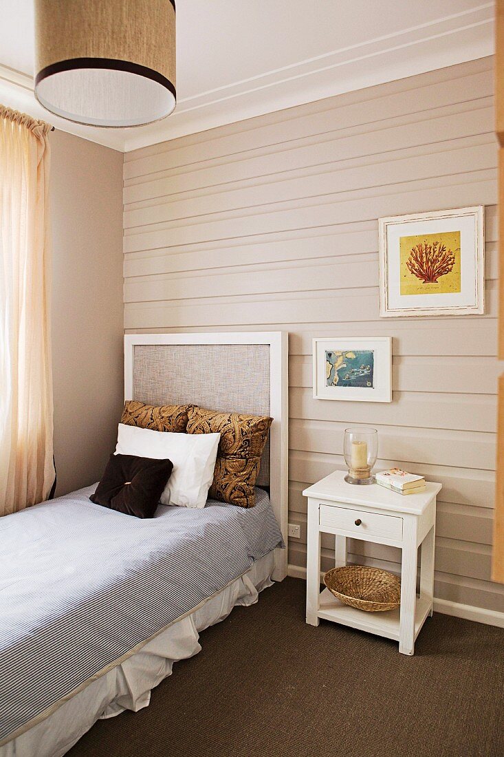 Horizontale Wandverkleidung davor Einzelbett und weißes nostalgisches Nachttisch