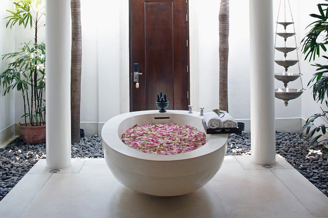 Mit Rosenblättern gefülltes Becken im Patio eines asiatischen Wellnesshotels