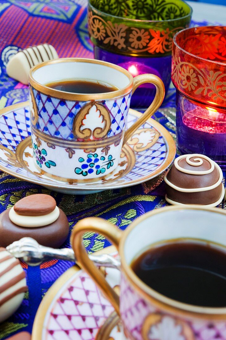 Kaffeetassen, Schokoladenpralinen und Teelichter