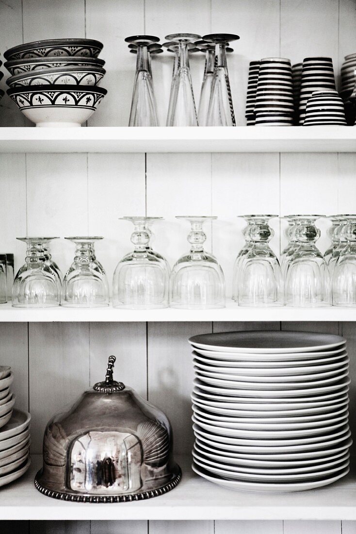 Küchenregal mit Gläsern, Geschirr und Servierglocke
