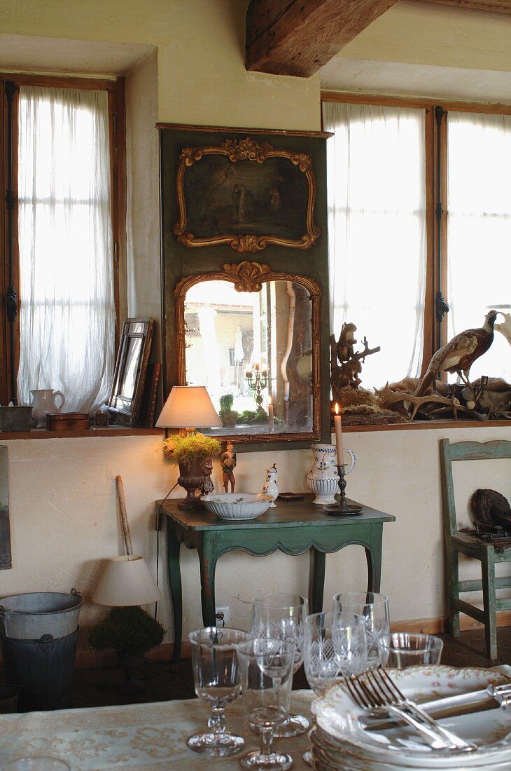 Rustikale Wohnküche mit Dekoration und gesammelter Antiquitäten