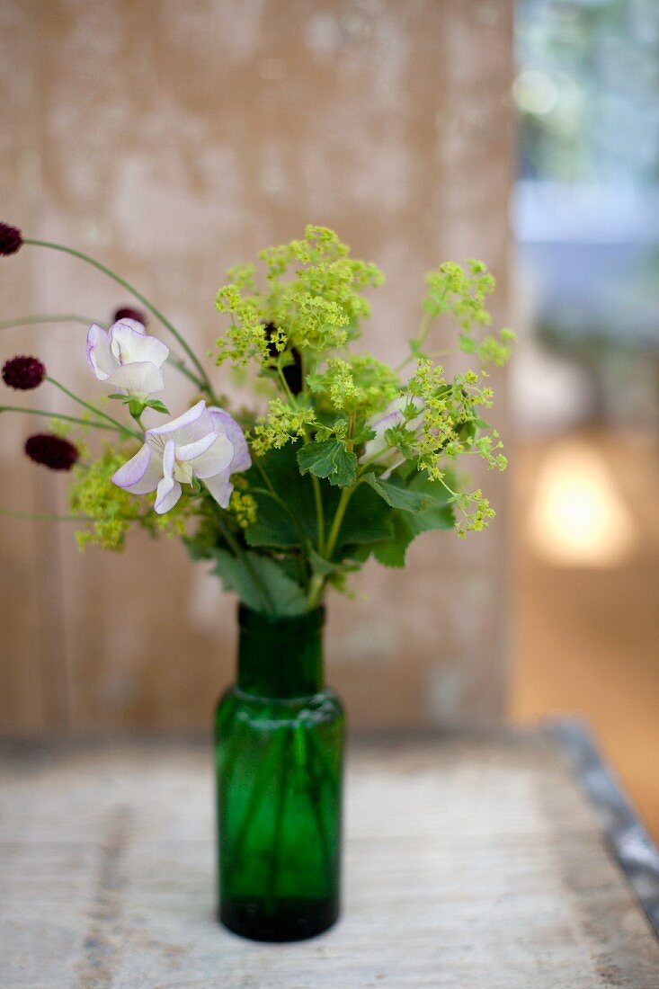 Blumensträusschen in grüner Flasche