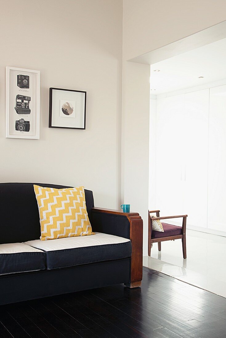 Gerahmte Bilder über Retro Sofa im Wohnzimmer