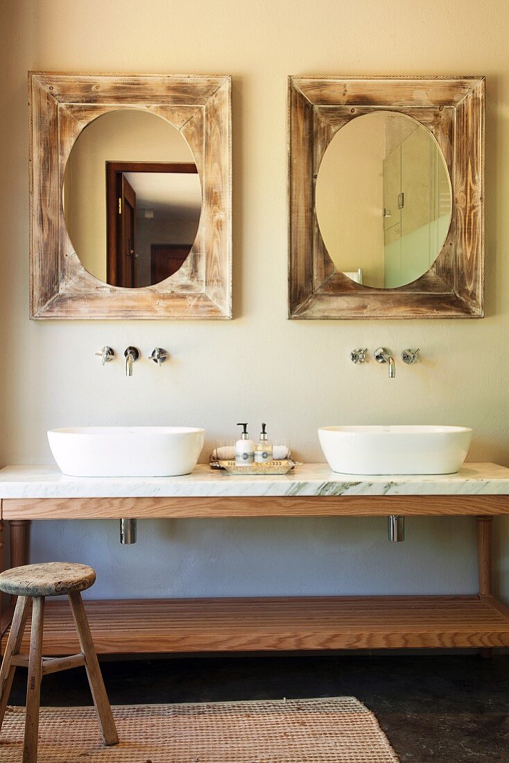 Marmor Waschtisch mit zwei Waschschüsseln unter Spiegel mit Vintage Holzrahmen