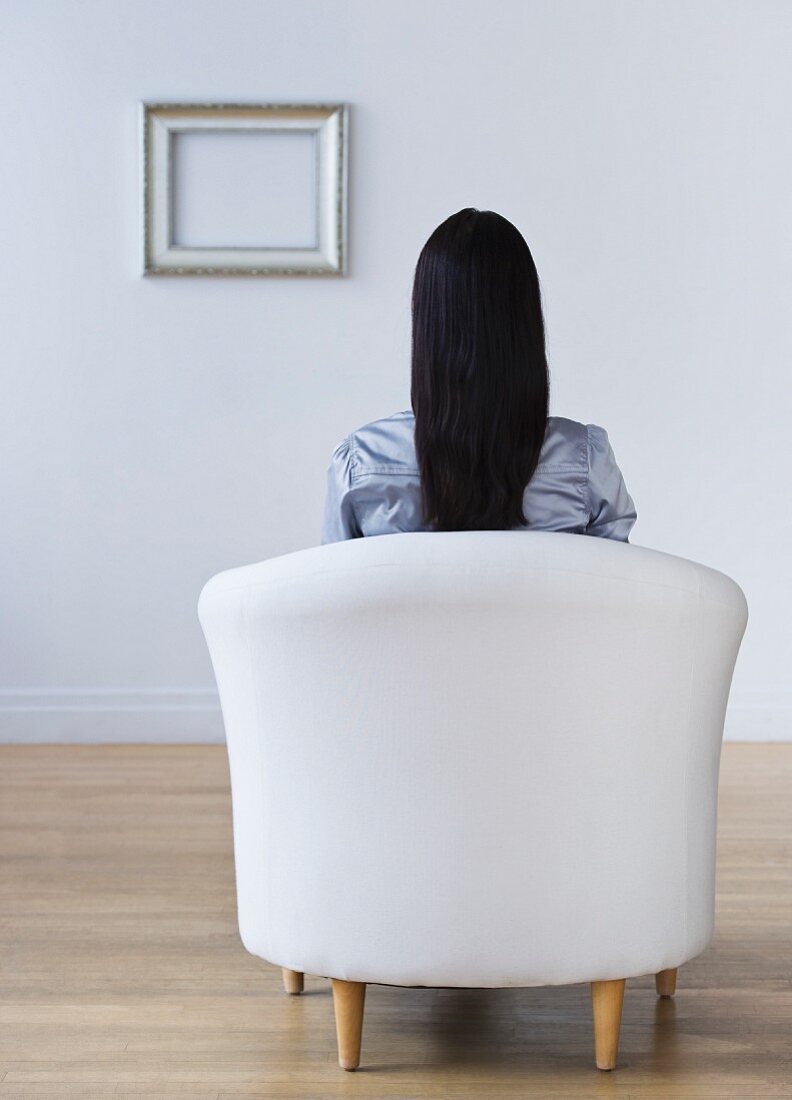 Frau sitzt im Sessel