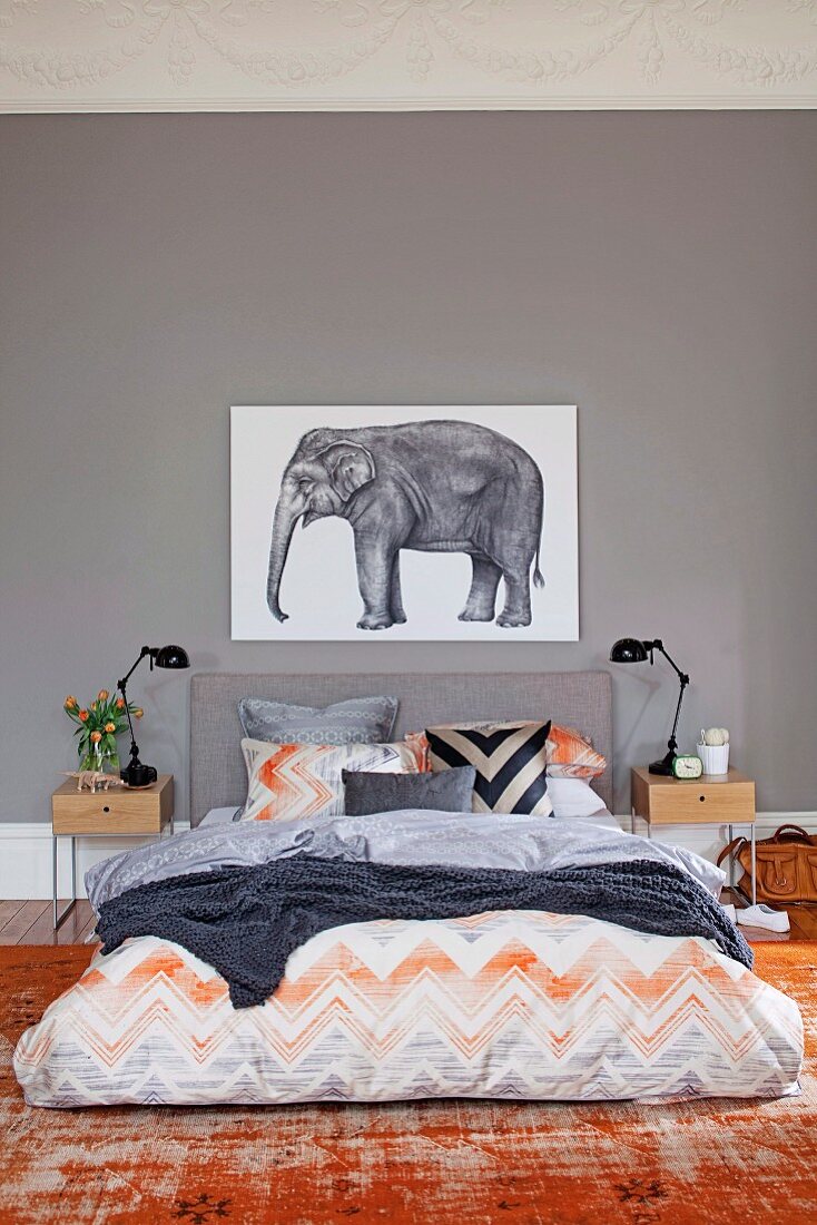 Grautöne und verblasstes Ziegelrot als interessanter Farbmix für Doppelbett mit Elefanten Illustration über dem Kopfteil