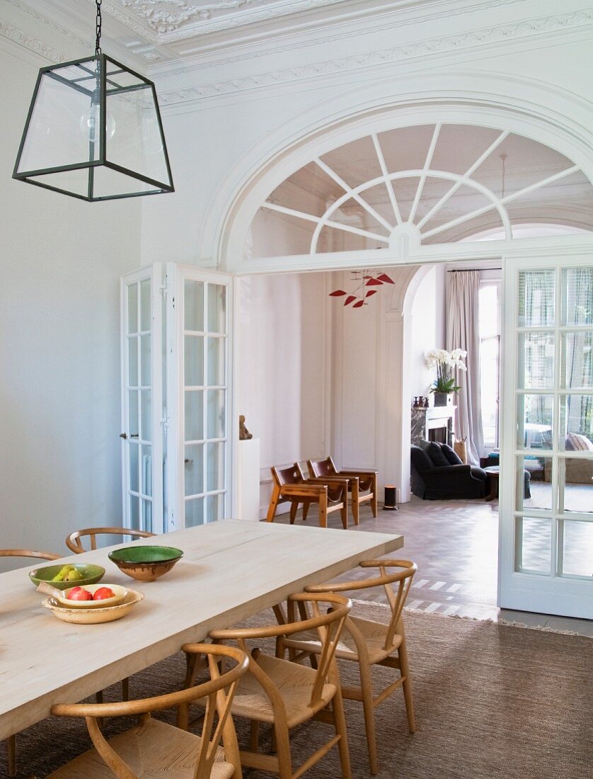 Jugendstil Wohnung - Esszimmer mit Klassikerstühlen vor Durchgang mit Sprossenglas-Tür