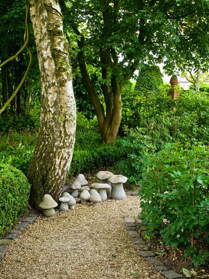 Garten mit Kiesweg & Deko-Pilzen aus Stein