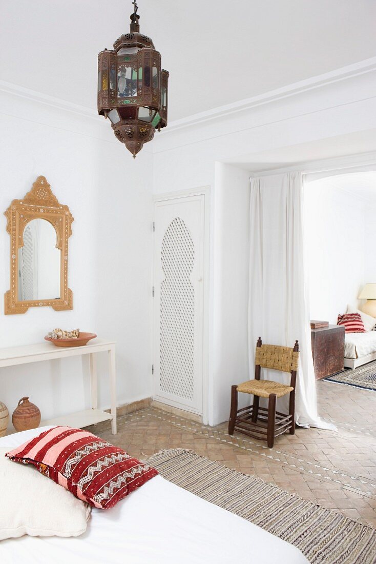 Blick vom Schlafzimmer mit marokkanischen Accessoires in das angrenzende Wohnzimmer