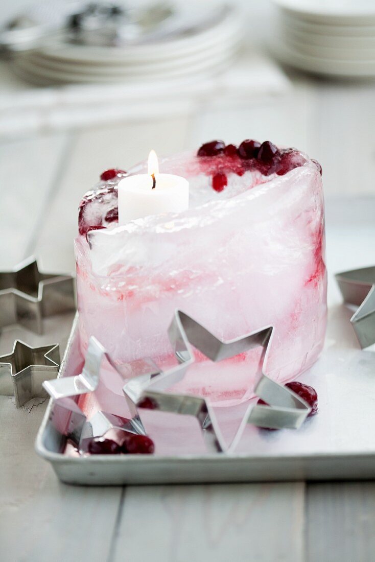 Eisschale mit Herz aus Cranberries, Kerzen und sternförmige Ausstecher