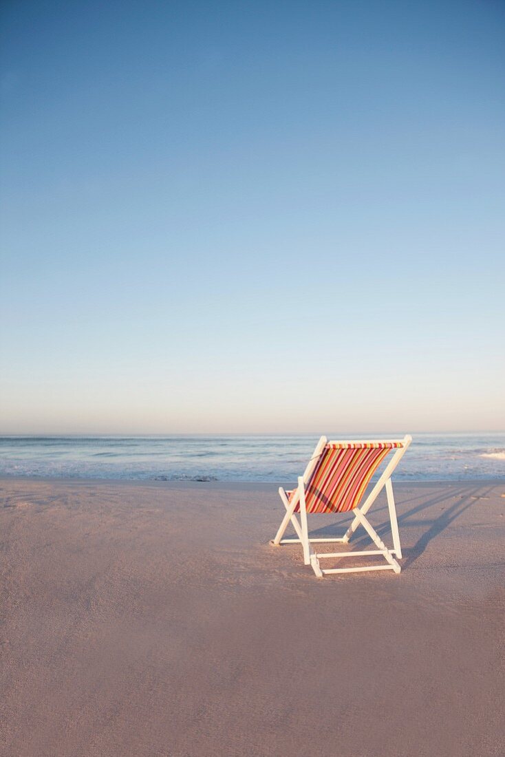 Liegestuhl an einem einsamen Strand