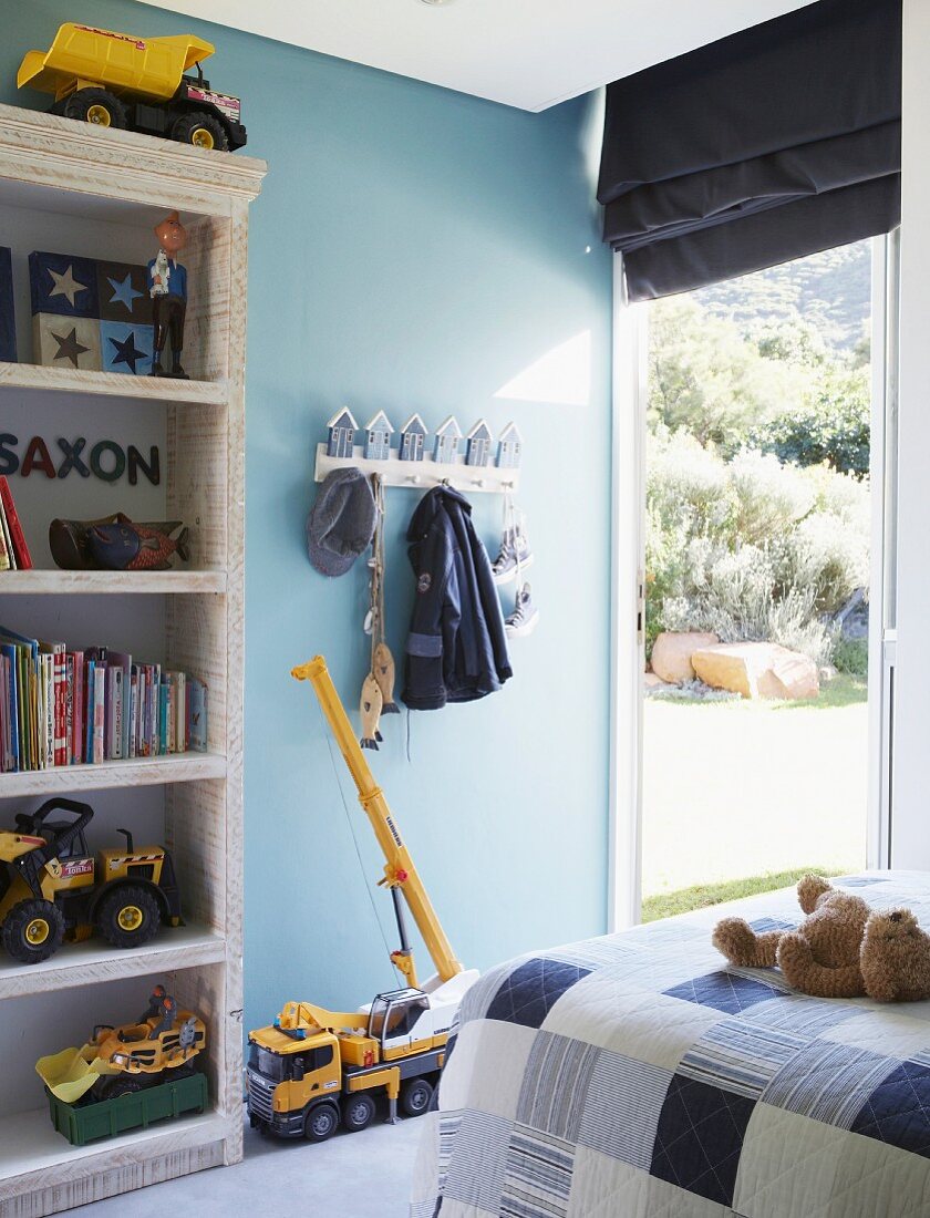 Kinderzimmer mit Bett, Spielzeugregal & Terrassentür mit Raffrollo