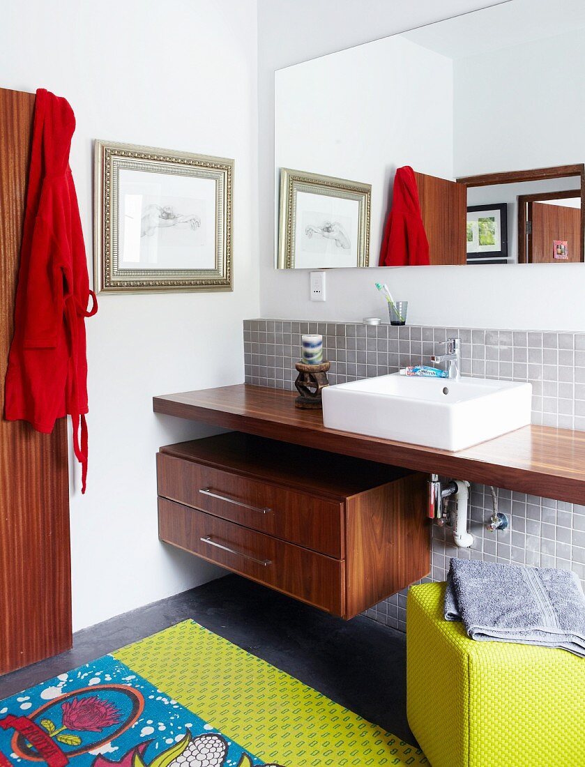 Edleholzplatte und Schubladenelement als Waschtisch mit Aufsatzbecken im wohnlichen Bad