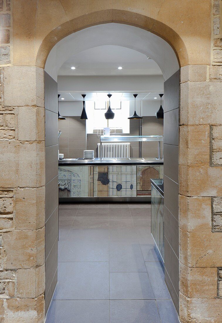 Blick durch einen Steinbogen in die Küche (Brasenose College, Oxford, England)