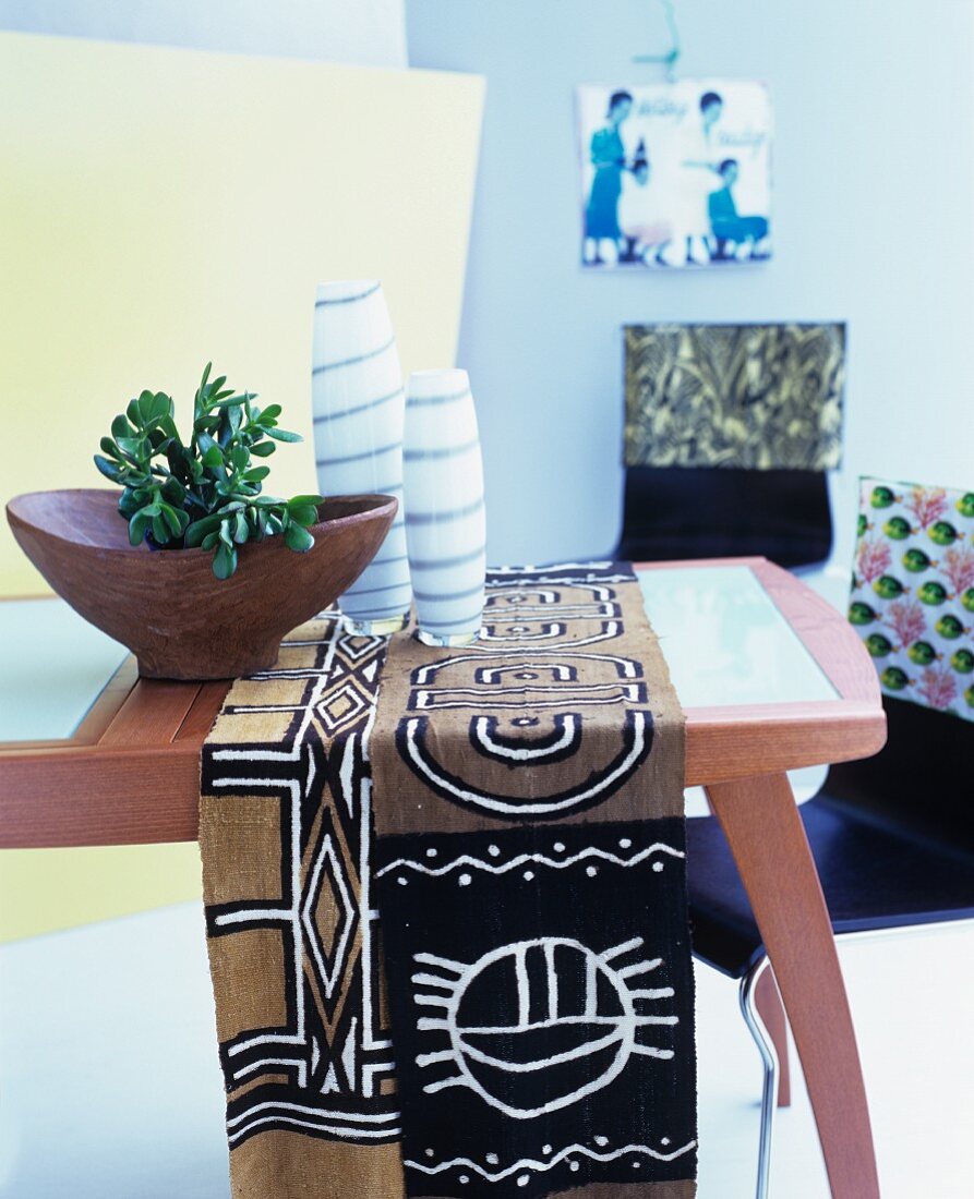 Buchenholztisch mit Glasplatte im Fiftiesstil dekoriert mit Ethnotischtuch, Holzschale & Vasen